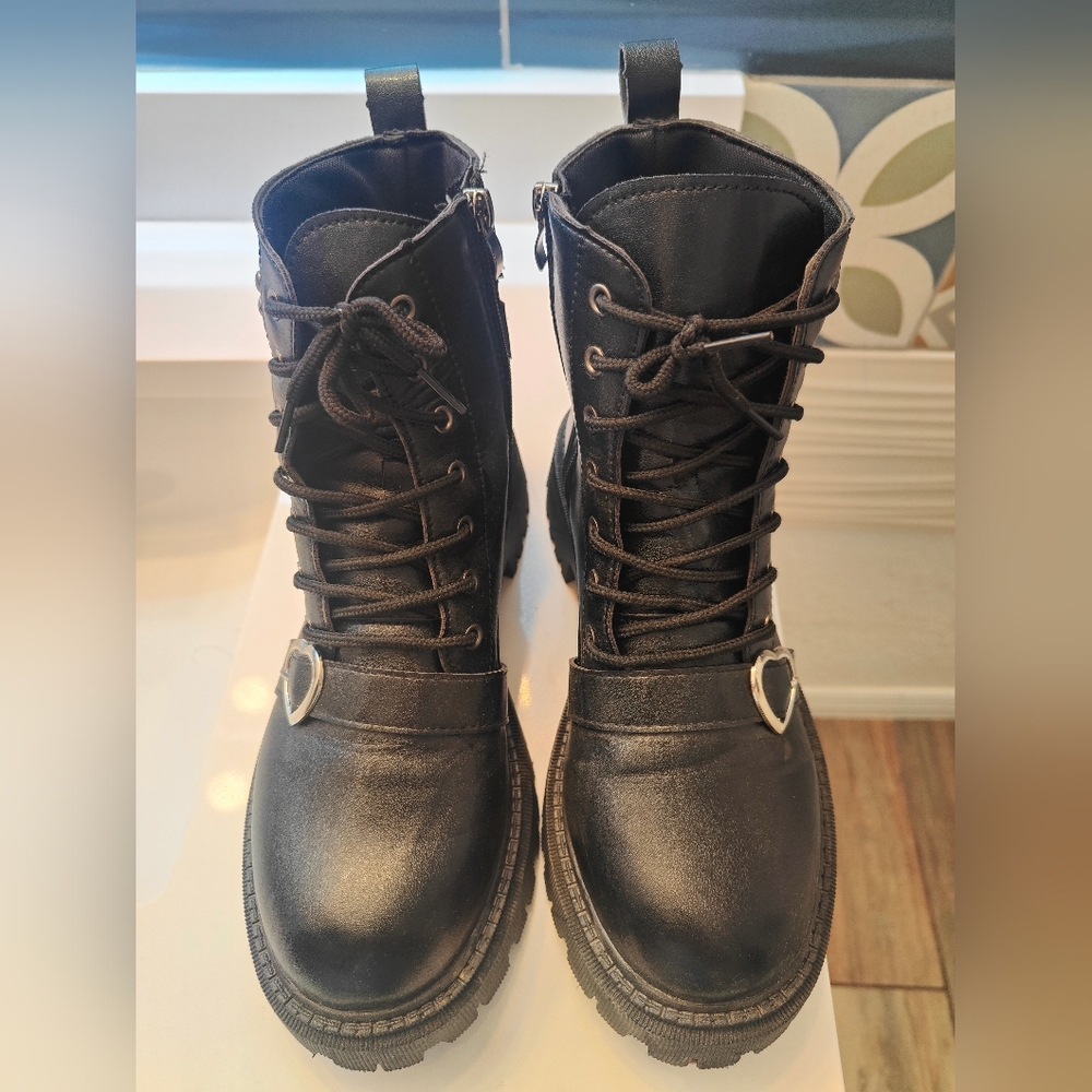 ROMWE kawaii heart buckle decor boots